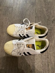 Adidas貝殼鞋