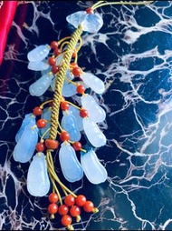 紫蘿蘭福豆車掛  全條本人親手編織 獨一無二的 哈！非常唯美的一條小精品，亦都可以用來掛手袋，全部紫羅蘭翡翠福豆係二十幾年前的舊玉，頂部係一只玻璃種木那雪花棉翡翠老鼠，老鼠象徵智慧和福氣，全部配珠係滿