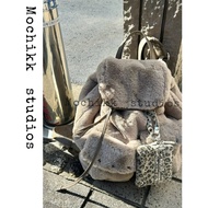 11 < DEINET > Korean Autumn Winter Retro Rivets Plush Large Capacity All-Match Backpack2220260609