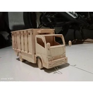 Miniatur truk oleng giga/canter kayu mentahan