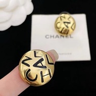 國際精品CHANEL 香奈兒金色半圓形塗鴉字母耳釘 代購服務