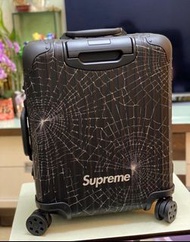全新 Rimowa x supreme 行李箱