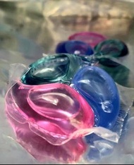 威潔33亮色護彩  洗衣珠兩粒（買我post裡面威露士自動泡沫洗手液機 + 泡沫殺菌潔手液補充裝 (200ml)既贈品）