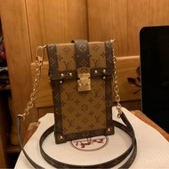 「JL精品代購」97新 LV Trunk手機包