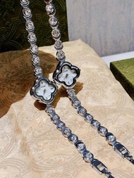 1入鑲有2克拉鑽石和四葉草珍珠殼錶盤的豪華銀色珠寶設計女士手錶；防水,又老又時尚；適合日常穿著或派對活動；有手鐲鏈設計
