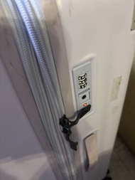 淺紫色行李箱連密碼鎖