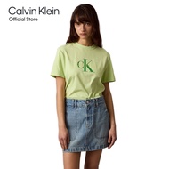 CALVIN KLEIN เสื้อยืดคอกลมแขนสั้นผู้หญิง Monogram Logo ทรง Regular รุ่น 47B865G 64O - สีเขียวอ่อน