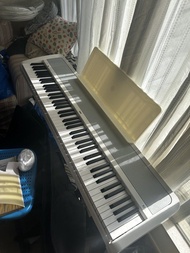 Korg B2 White Digital Piano + Stand