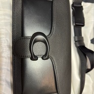 COACH 胸/側背包 經典皮革黑