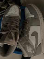 Nike Air Jordan 1 Mid 灰色