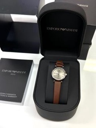 全新 Emporio Armani 女錶 亞曼尼 秀氣手錶 棕色皮革錶帶 咖啡色 銀色面盤 #心意最重要