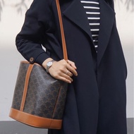 Celine🤎棕牛皮凱旋門中型水桶包/191132CAS.04LU