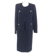 Excellent condition CHANEL BOUTIQUE vintage 100% wool tweed jacket and skirt suit from the 1990s wit