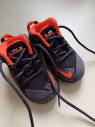 Nike Lebron 兒童籃球鞋