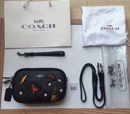 美國代購 COACH 57866 恐龍側背包 雙層設計 刺繡手拿包 肩帶可拆 肩帶可調節 附購證 買即送禮