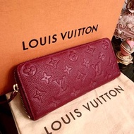 法國專櫃名牌 LV    Louis Vuitton  酒紅紫紅色 全皮革小牛皮荔枝紋 經典原花壓紋 Clemence ㄇ型拉鍊窄版長夾皮夾