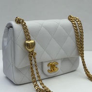 Chanel 白荔枝皮愛心調節釦包