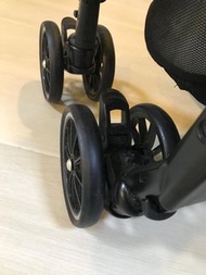 Combi嬰兒車