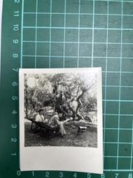 【台灣博土TWBT】202404-217 懷舊照片-二位男子於台南公園樹陰下躺椅合影(黑白老照片)