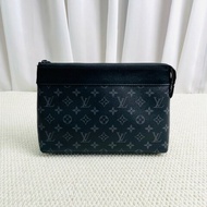 LV  路易威登 經典老花男士手拿包 容量實用，手機錢包證件都能裝 日常出門、商務、送禮都很合適