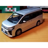 Toyota Voxy 80後 1比30 色辦模型 (銀色)