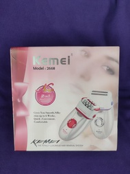 เครื่องถอนขนและโกนขนระบบไฟฟ้า Kemei รุ่น KM-2668

ใช้สำหรับถอนขนหรือโกนหนวดได้อย่างเรียบเนียนรวดเร็ว และมีความปลอดภัยสูง สามารถกำจัดได้ถึงรากถึงโคนโดยสัมผัสบนบริเวณที่ต้องการกำจัดขนตัวเครื่องจะทำงานอัตโนมัติ