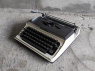 早期「Portable：打字機」（Royal 850、日本製造、古董科技收藏）
