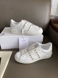 Valentino 鉚釘小白鞋