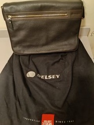 DELSEY 經典荔枝紋皮革郵差包 側背包