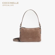 COCCINELLE กระเป๋าสะพายไหล่มินิผู้หญิง รุ่น REBEKKA MINI SHOULDER POCHETTE 520101 สี WARM TAUPE/WARM