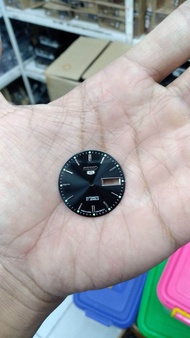 Dial Seiko 5 hitam
