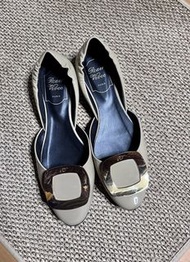 Roger Vivier 奶茶色漆皮金色方扣平底鞋