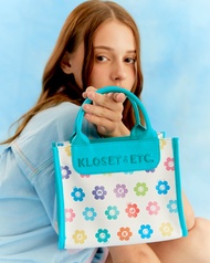 Kloset &amp; Etcetera Sunny Flower Rectangle Bag / S กระเป๋าถือ ปักตัวหนังสือสีเขียว พิมพ์ลายดอกไม้บนหนังเทียม