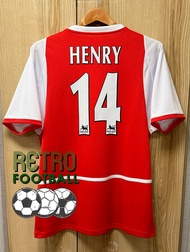 เสื้อฟุตบอลย้อนยุค [ Retro ] ทีม Arsenal ปี2002/2003 Home O2 ยุคไร้พ่าย พร้อมชื่อเบอร์ HENRY, BERGKAMP ถ่ายจากสินค้าจริง กล้ารับประกันสินค้า