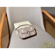 Mini Diane Embossed Embossed mini Baguette Bag
Size 20 x 13 x 8
Gift Box Packaging 1018