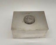 1935年 倫敦產 純銀嵌幣煙盒 首飾盒 蓋頂鑲嵌同年喬治亞國王銀幣，銀胎厚重。