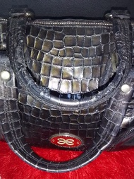 Handbag Wanita Esquire model Speedy ,,minus pemakaian dan minus di handle nya (Pre❤️/Second).. minus pemakaian,,minus bekas di colour black ulang ( cat nyaa lengket)Size: 25 kekanan,,20 keatas,15 lbr bawah tas