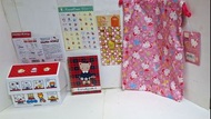 睇圖→包圖中所有物品(其中HELLO kiTTY雙層午餐盒(2O18年)→請睇圖中介绍書! kiTTY布索袋，kiTTY及MARRON CREAM貼纸及Winkipinki→1995年記事部)→所有物