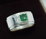 精緻祖母綠寶石戒指，採用鉑銀打造