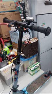 Oxelo 小童摺疊滑板車，鋁合金車架，有手製 ，正常運作免維修，可預約到實體店試滑板車， 售價$150[深水埗交收],有意可以wts 51371512 或者致電23613055查詢或同我地約時間睇車