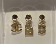 😍包平郵**😍2023 Chanel beaute 禮品吊飾，可穿鍊當頸鏈帶 （香水/ 雙C / No. 5) 源自🇯🇵日本專門店⭐️✨買齊三款送盒子/金頸鏈(40/45cm)/ 珍珠頸鏈（40cm)2選一😍
