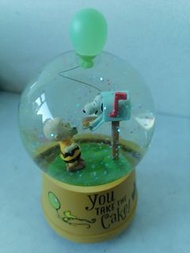 Snoopy 音樂水晶球 Peanuts Hallmark Musical Snow Globe- " You take the cake Plays "HAPPY BIRTHDAY"