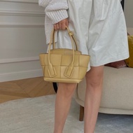 BV芥末黃小牛皮大編織ARCO 29手提側背包