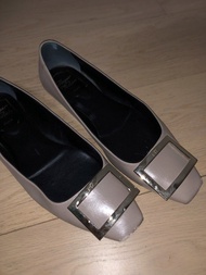 Roger Vivier 金扣平底鞋 裸色