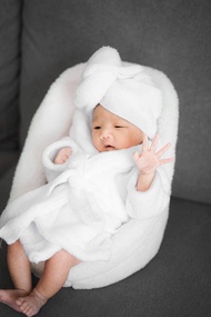 ชุดคลุมอาบน้ำสีขาว พร้อมผ้าโพกหัว เสื้อผ้าเด็กทารก ชุดเด็กแรกเกิด พร็อพถ่ายรูป by babyworldoutlet