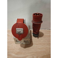 Menneeks set wall mount socket + plug mounting 32A 6H 3p IP 44 Cabut second hand condition OK