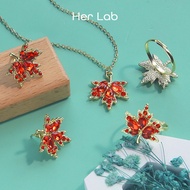 Her Lab Jewelry | (สามแบบจะถูกส่งแบบสุ่ม) ต่างหูใบเมเปิลสีแดงใหม่ทอง18K แหวนพลอยเทียมหรูหราระดับไฮเอนด์ชุดสร้อยคอผู้หญิงเซอร์ไพรส์ชุบทองแท้เซอร์ไพรส์สุ่ม