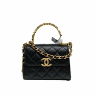 Chanel 22B手柄Kelly包14.5cm黑色羊皮鐳射標金扣幾何琺瑯金屬手柄