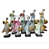 Tượng cô gái nữ sinh mặc áo dài tay ôm cặp và tay cầm nón lá