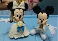 這組精緻的公仔是迪士尼經典角色 米奇與米妮的婚禮主題系列。